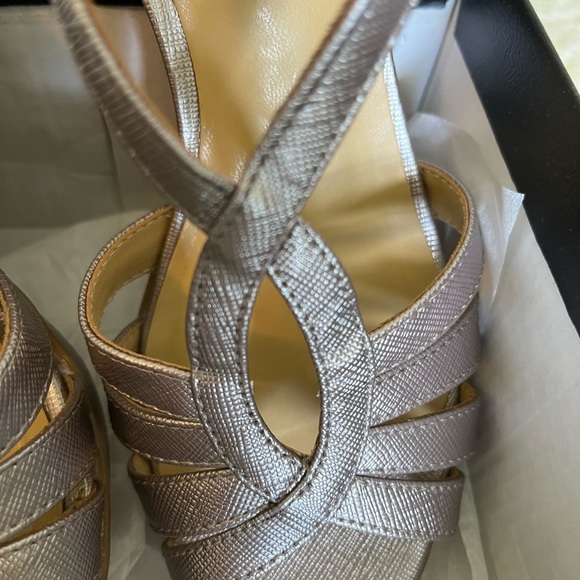 Shoes, heels, strap/buckle style - Picture 10 of 11